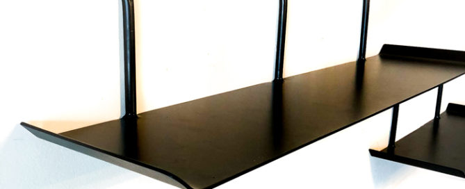 מדפי מתכת לבית בסגנון מודרני - מדפים מעוצבים לתליה