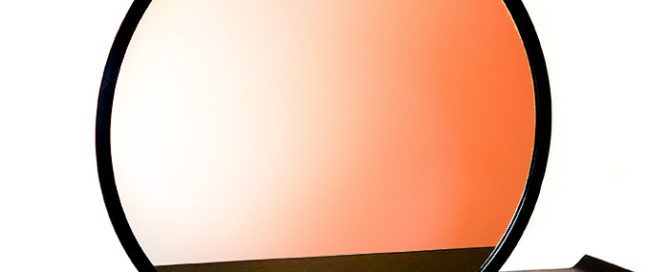 מראה עגולה לחדר שינה - מראה עם מדף