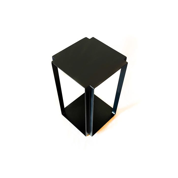 שולחן קפה גאומטרי בצבעי שחור, לבן וזהב - שולחן צד ממתכת